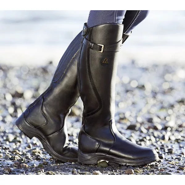 Detailopname van waterdichte thermische dameslaarzen, met warme voering en robuuste afwerking voor de winter.