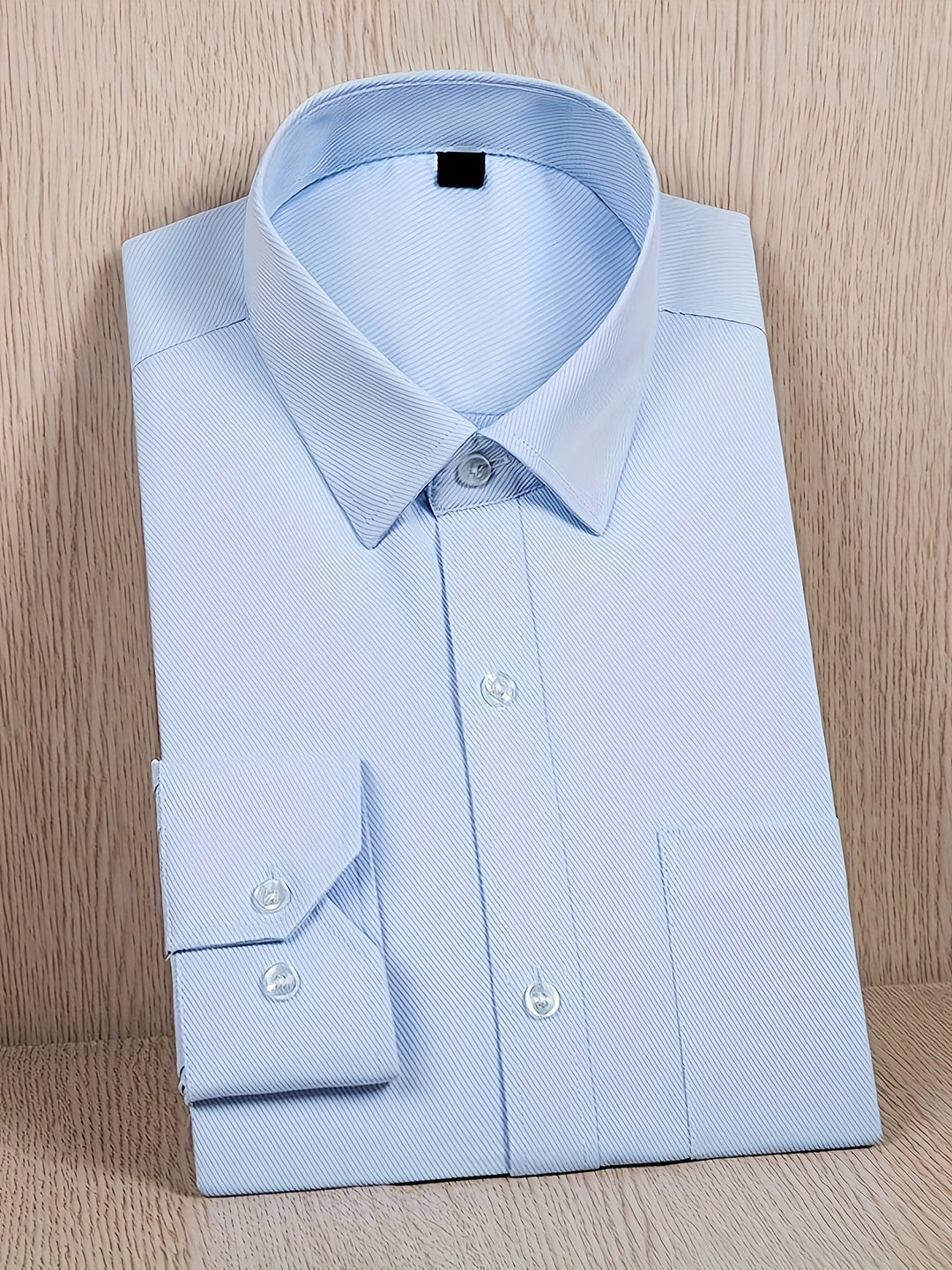 Stijlvolle lichtblauwe herenblouse, regular fit, geschikt voor casual en formele herenkleding. Modern en veelzijdig.