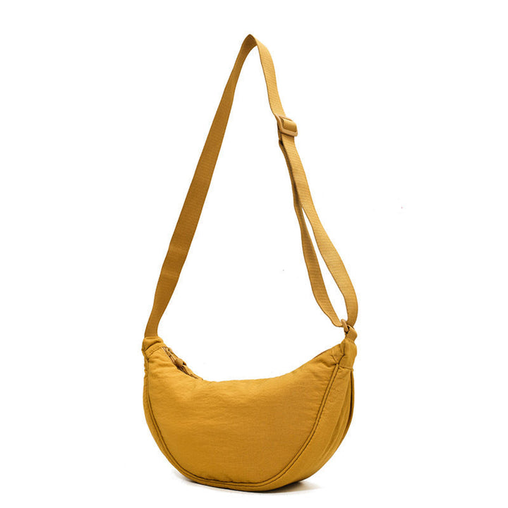Dagelijkse elegantie met de Luna halvemaan crossbodytas, stijlvol en praktisch.