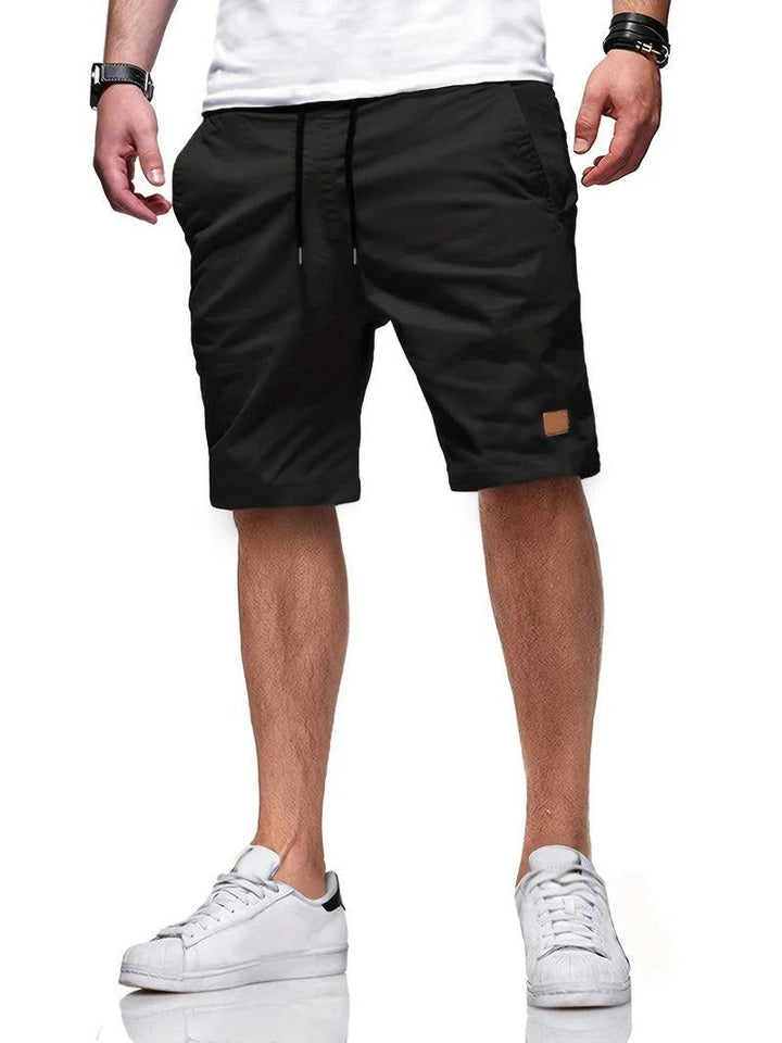 Stijlvolle herenshort in moderne kleur met trekkoord. Perfect voor een relaxte, doch trendy look.