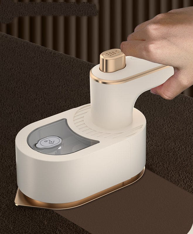 Beige mini strijkijzer, handig compact stoomstrijkijzer, ideaal voor reizen en snelle opfrisbeurten.