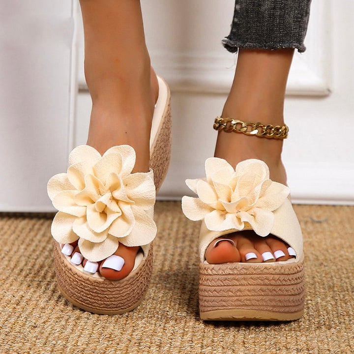 Stijlvolle dames zomer slippers met een wedge zool en bloemendetails. Elegant en prettig draagbaar.