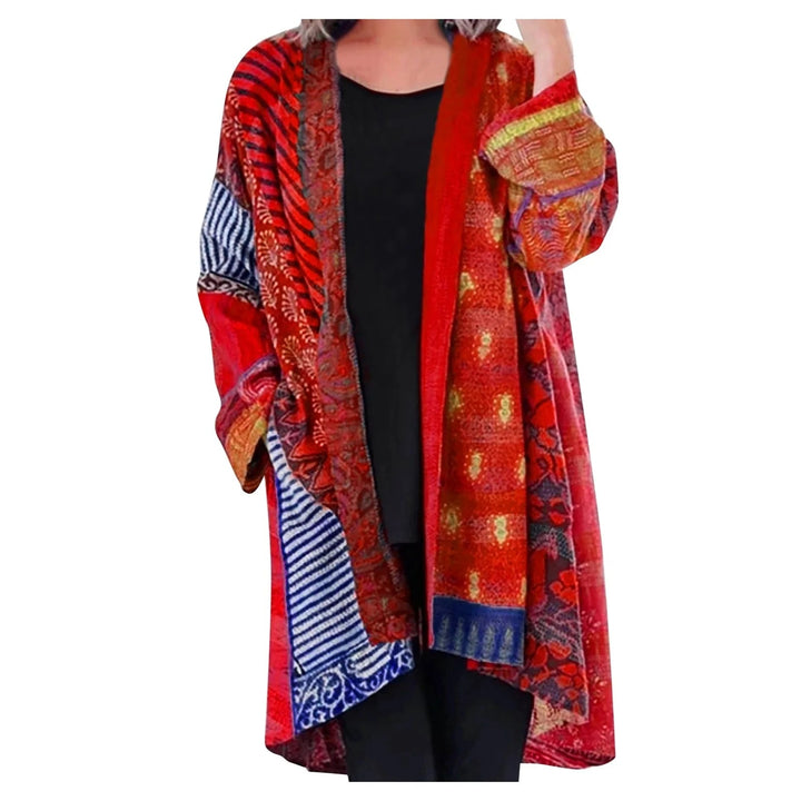 Model draagt comfortabel dames oversized vest met opvallend patchwork, perfect voor een casual stijl.