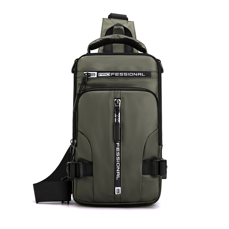 Donkerblauwe heren reistas van nylon, compacte crossbody rugzak ideaal voor korte trips.