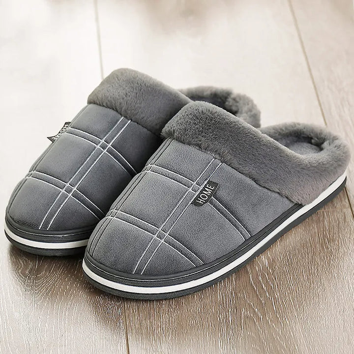 Antislipzool van comfortabele, warme geruite herenpantoffels, veilig op gladde vloeren.