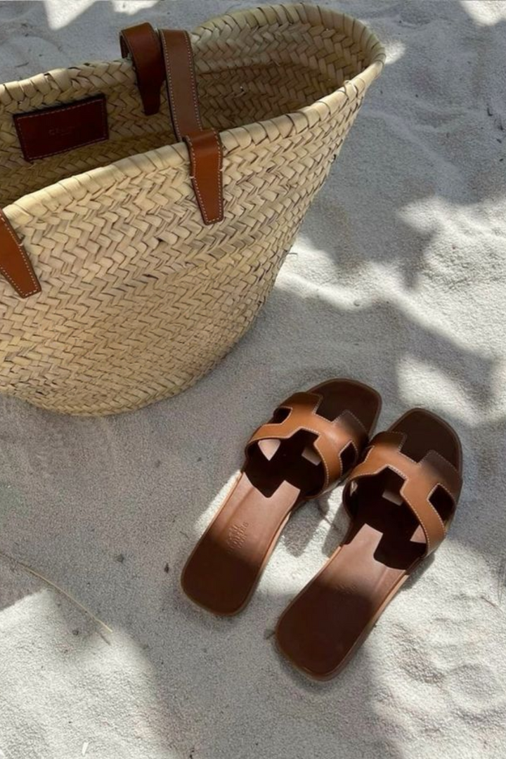 Comfortabele dames platte zomer slippers, verkrijgbaar in wit, bruin of zwart, met modern design.