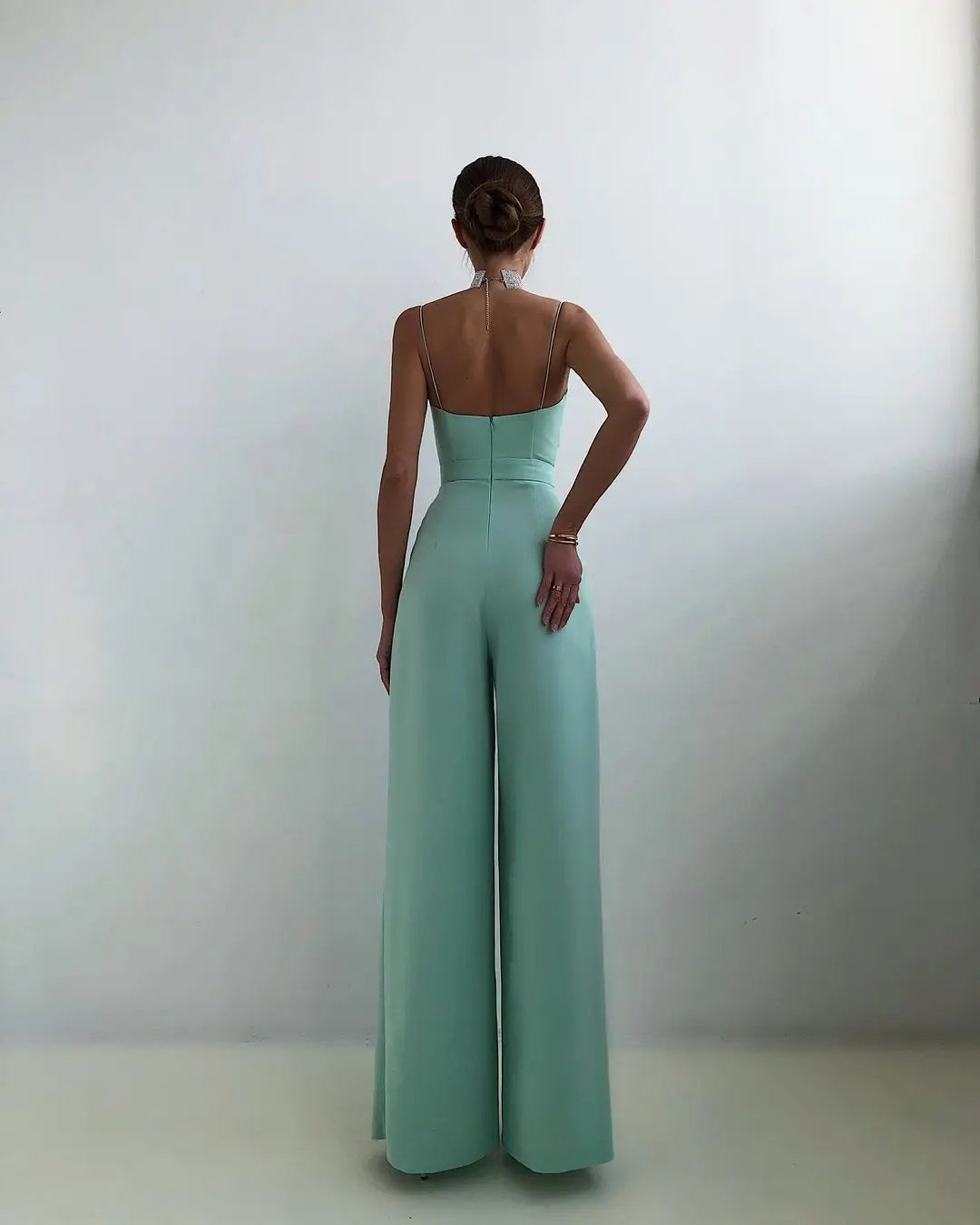 Trendy dames jumpsuit van Hoymans met hoge taille, mouwloos en flatterende wijde pijpen voor een moderne look.
