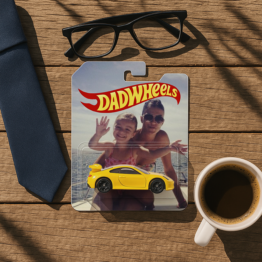 Open cadeaubox met speelgoedauto's, een uniek gepersonaliseerd cadeau voor verzamelaars of kinderen.