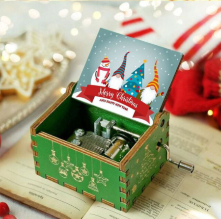 Vrolijke houten kerst muziekdoos, creëert een feestelijke sfeer en warme winterse herinneringen.