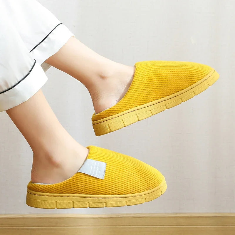 Zachte pluche SunStride winterpantoffels, unisex model, houden voeten warm in huis.