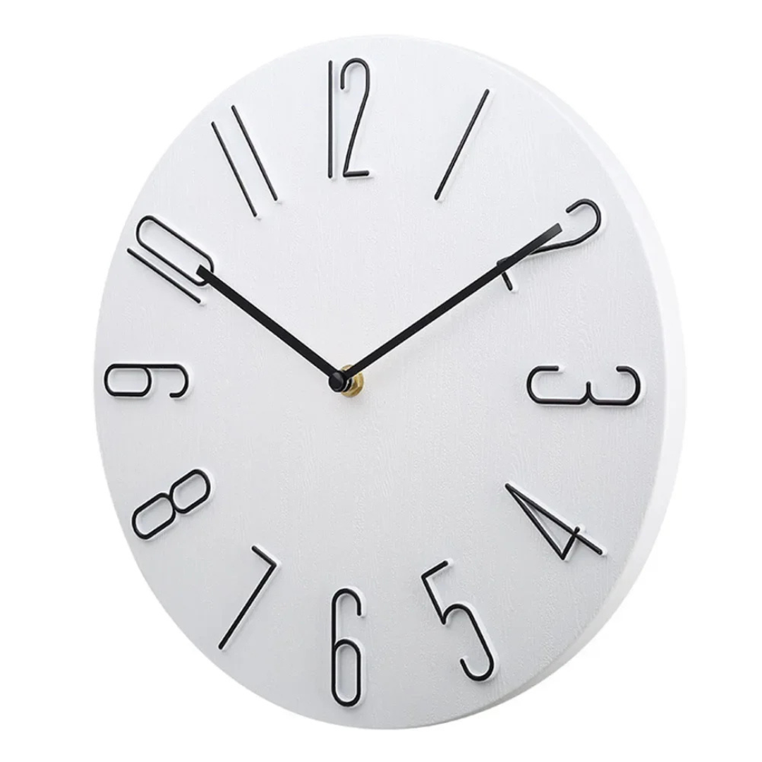 Minimalistische wandklok met kleurrijk accent; een functioneel decoratief element.