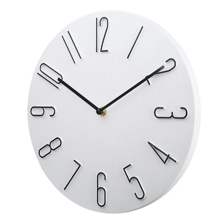 Minimalistische wandklok met kleurrijk accent; een functioneel decoratief element.