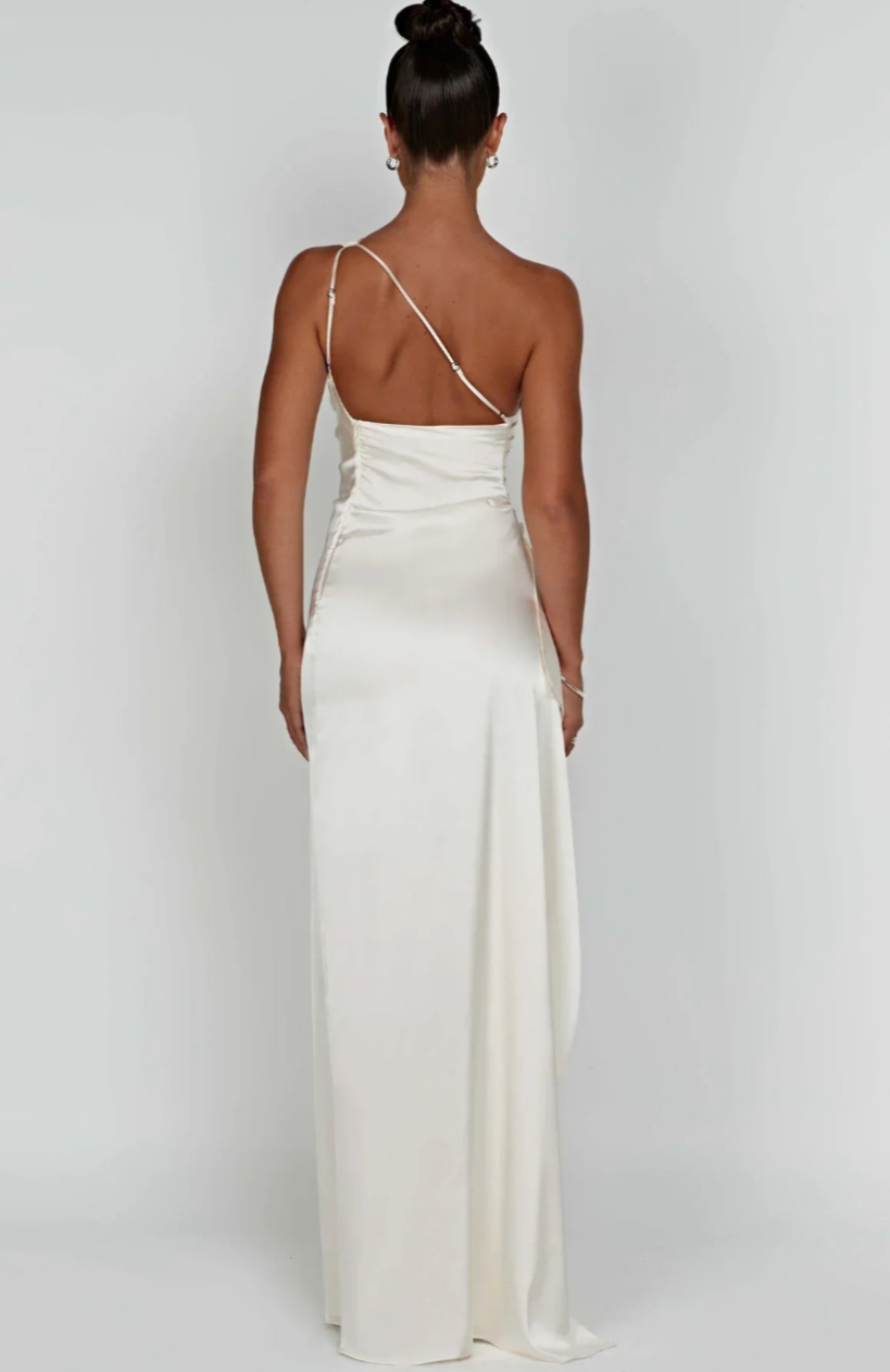 Trendy dames maxi jurk: geplooid satijn, diepe split en een modern één-schouder silhouet.
