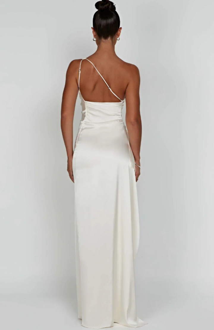 Trendy dames maxi jurk: geplooid satijn, diepe split en een modern één-schouder silhouet.