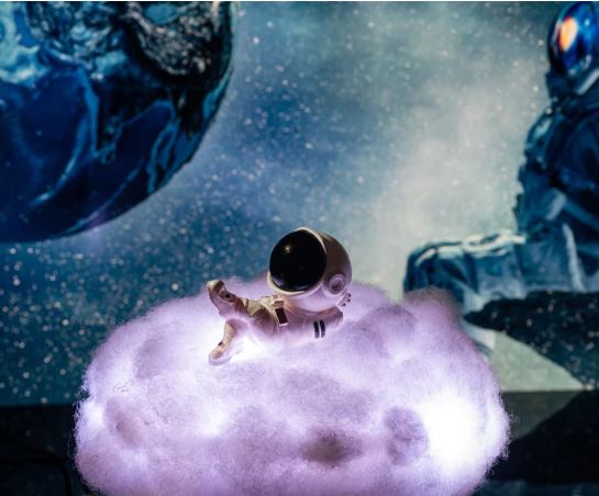 Innovatief astronaut nachtlampje, projecteert kleurrijke wolken met LED verlichting, perfect voor de kinderkamer.