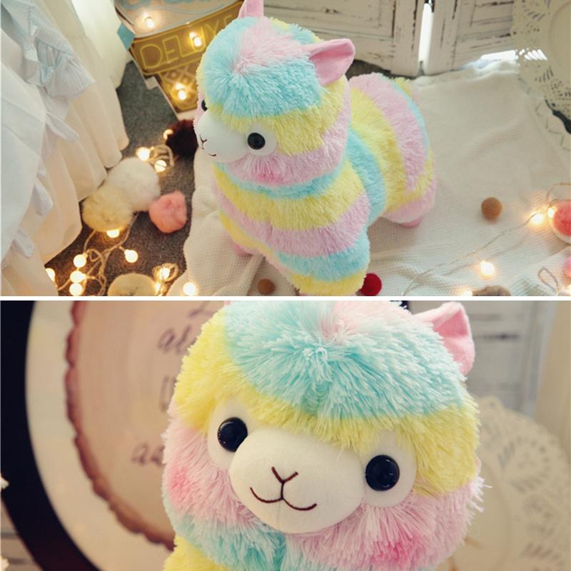 Vriendelijke regenboog-alpaca knuffel, zacht pluche dierenspeelgoed voor de kinderkamer van baby's en peuters.