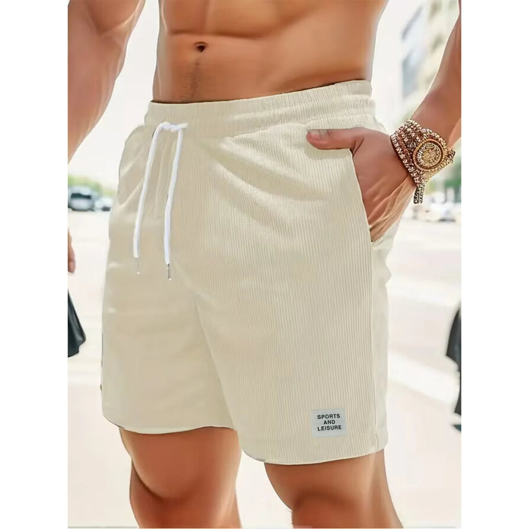 Close-up van de zachte corduroy stof en het trekkoord van deze comfortabele heren zomer korte broek.