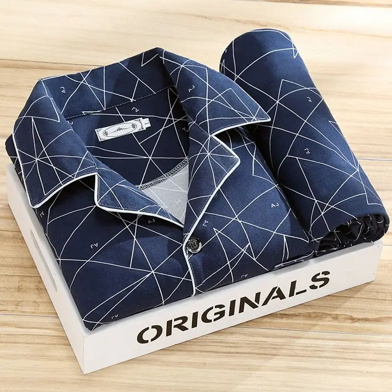 Ergonomische heren pyjamaset voor maximale bewegingsvrijheid en comfort tijdens het slapen.
