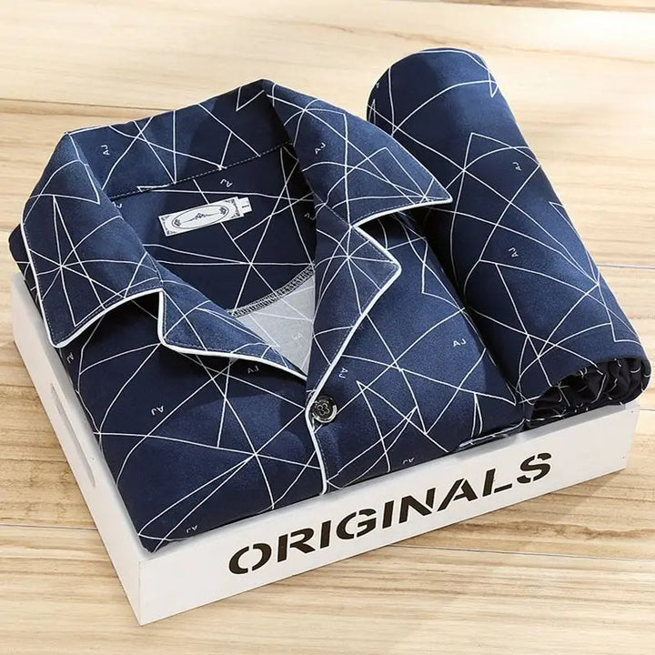 Ergonomische heren pyjamaset voor maximale bewegingsvrijheid en comfort tijdens het slapen.