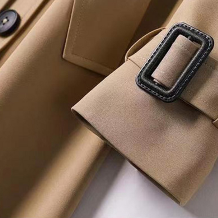 Dames trenchcoat van achteren, benadrukt de elegante snit en warme stof, perfecte winterjas voor dames.
