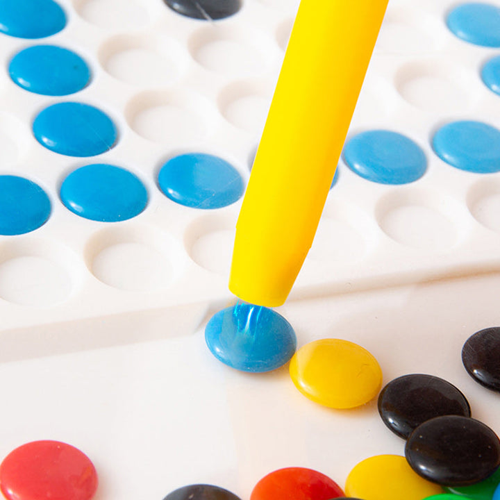 Kind speelt geconcentreerd met het educatieve MagniDots tekenbord, creëert patronen met magnetische pen.
