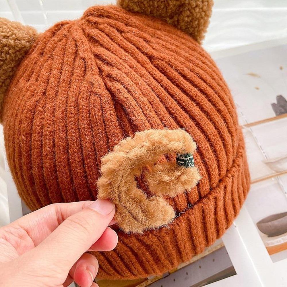Gebreide wintermuts met zachte textuur en speelse kattenoren, PurrWarm houdt je hoofd heerlijk warm in de winter.