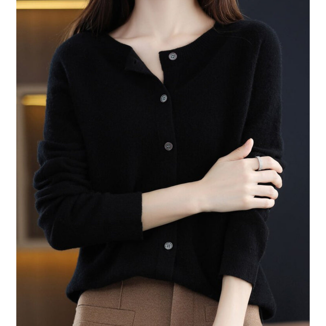 Gebreide damestrui met decoratieve knoopsluiting, een elegante toevoeging aan wintergarderobe.