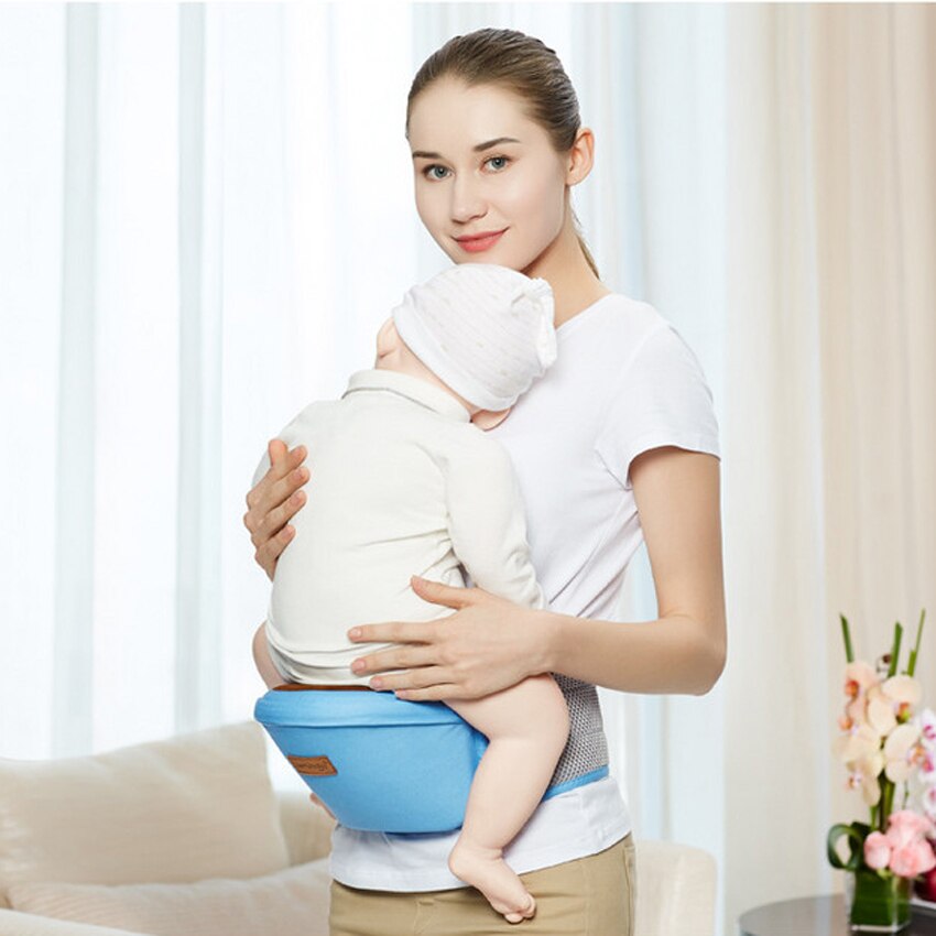 Zijaanzicht van de ergonomische baby heupdrager met handige opbergvakken voor benodigdheden.
