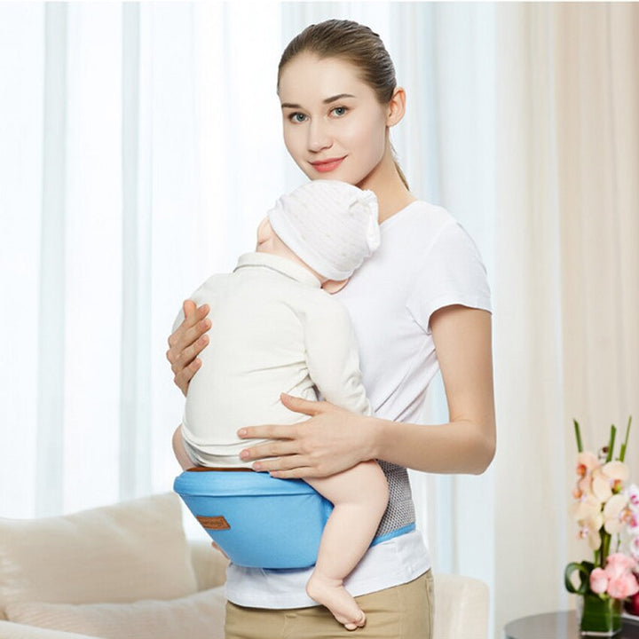 Zijaanzicht van de ergonomische baby heupdrager met handige opbergvakken voor benodigdheden.