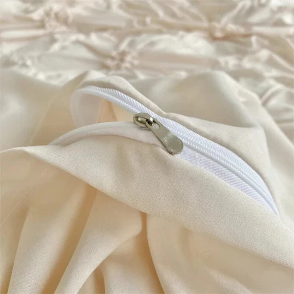 Comfortabele katoenpolyester dekbedovertrekset, wit met uniek pinch-pleat detail, voor een zachte nachtrust.