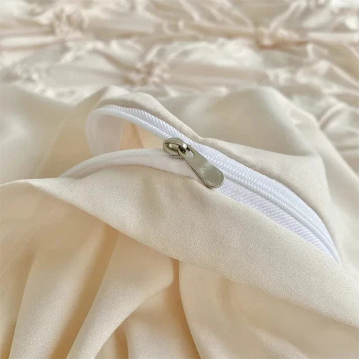 Comfortabele katoenpolyester dekbedovertrekset, wit met uniek pinch-pleat detail, voor een zachte nachtrust.
