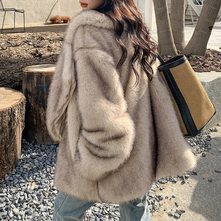 Heerlijk warme pluizige dames winterjas, oversized model voor een modieuze look.