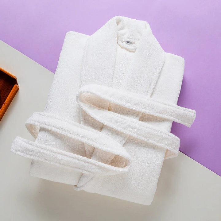 Man met koffie in warme fleece badjas, genietend van rust. Comfortabele heren loungewear.