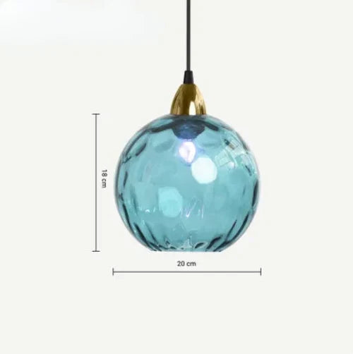 Close-up van LumiSphere glazen bol hanglamp, toont kwaliteit en elegant design.