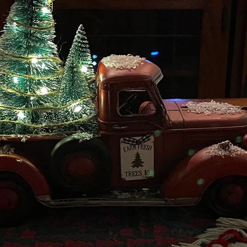 Rode vrachtwagen met kerstboom, een charmante vintage kerstdecoratie voor elk interieur.