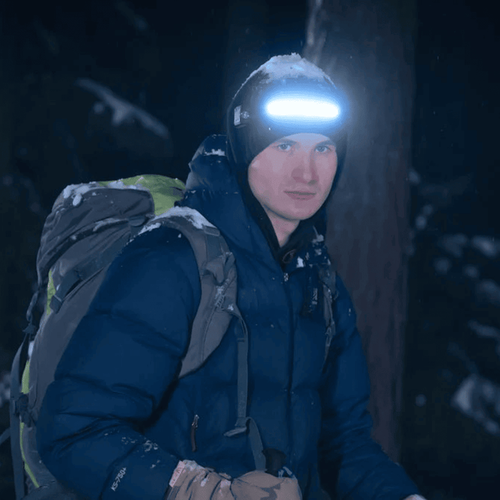 Comfortabele hoofdlamp met breedzicht LED en bewegingssensor, ideaal voor kamperen, vissen en wandelen.
