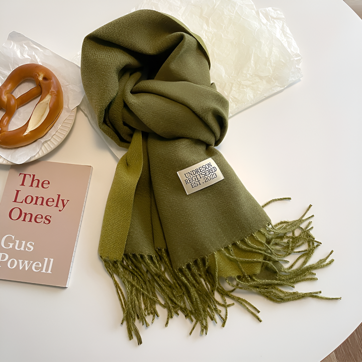Stijlvolle wollen sjaal met franjes voor dames, comfortabel en warm, een chique winteraccessoire.