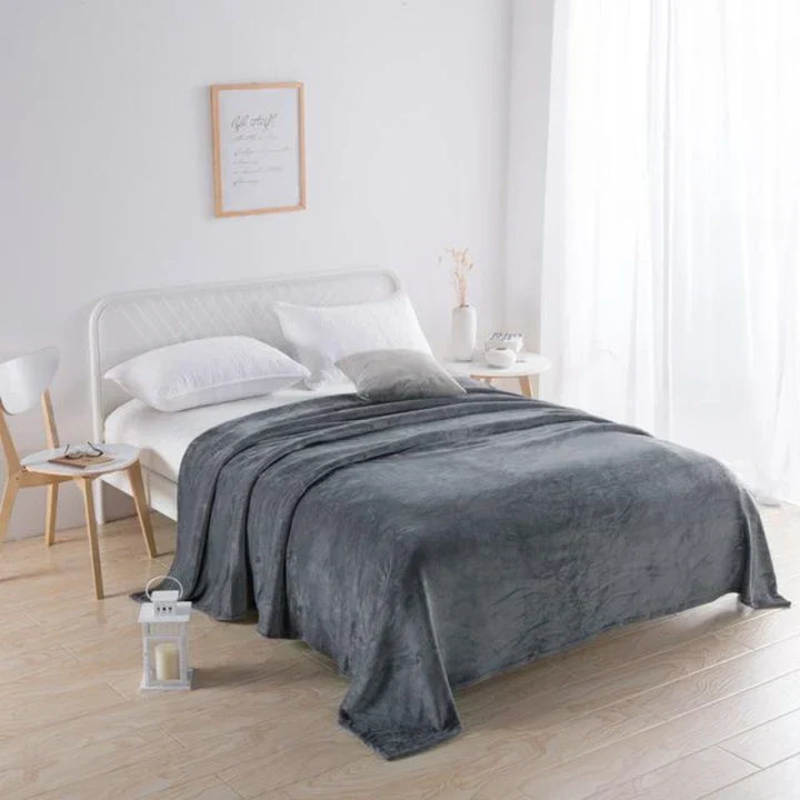 Elegante VelvetLux fluwelen deken, ideaal als decoratief bankdeken of voor comfortabel loungen.