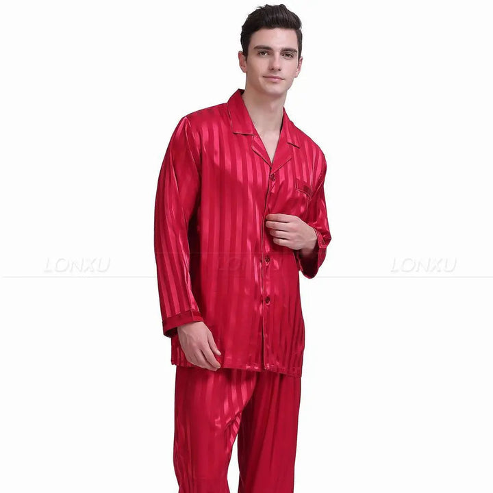 Comfortabele zijden herenpyjama; een strakke, luxe nachtkleding en huispak voor thuis.