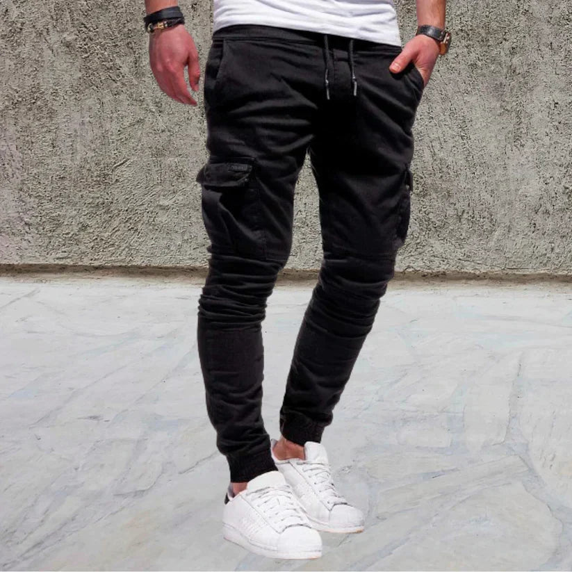 Heren cargobroek gestyled met een t-shirt, casual en comfortabel, ideaal voor dagelijkse herenmode.