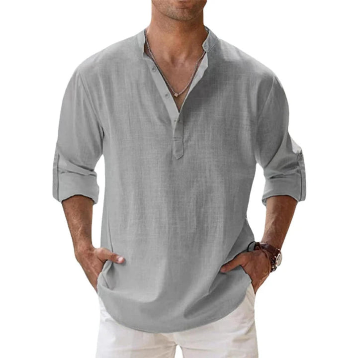 Man draagt een stijlvol Hoymans heren Henley shirt, casual fit voor lente en zomer. Comfortabel ademend overhemd.