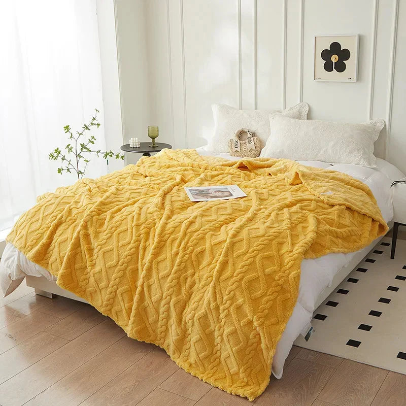 Verdikte lamswollen deken CozyLuxe, zacht flanellen plaid. Warm en comfortabel voor een knus interieur.