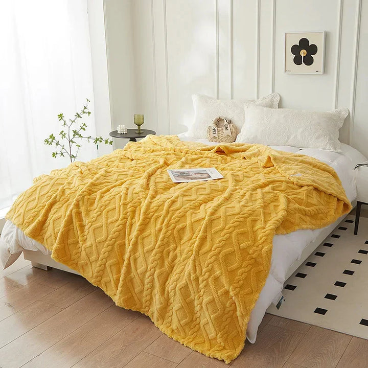 Verdikte lamswollen deken CozyLuxe, zacht flanellen plaid. Warm en comfortabel voor een knus interieur.