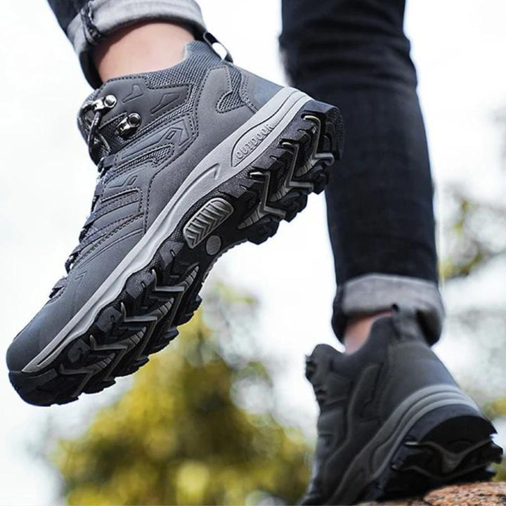 Robuuste zool van waterdichte trekkingschoenen, ontworpen voor ultieme grip.