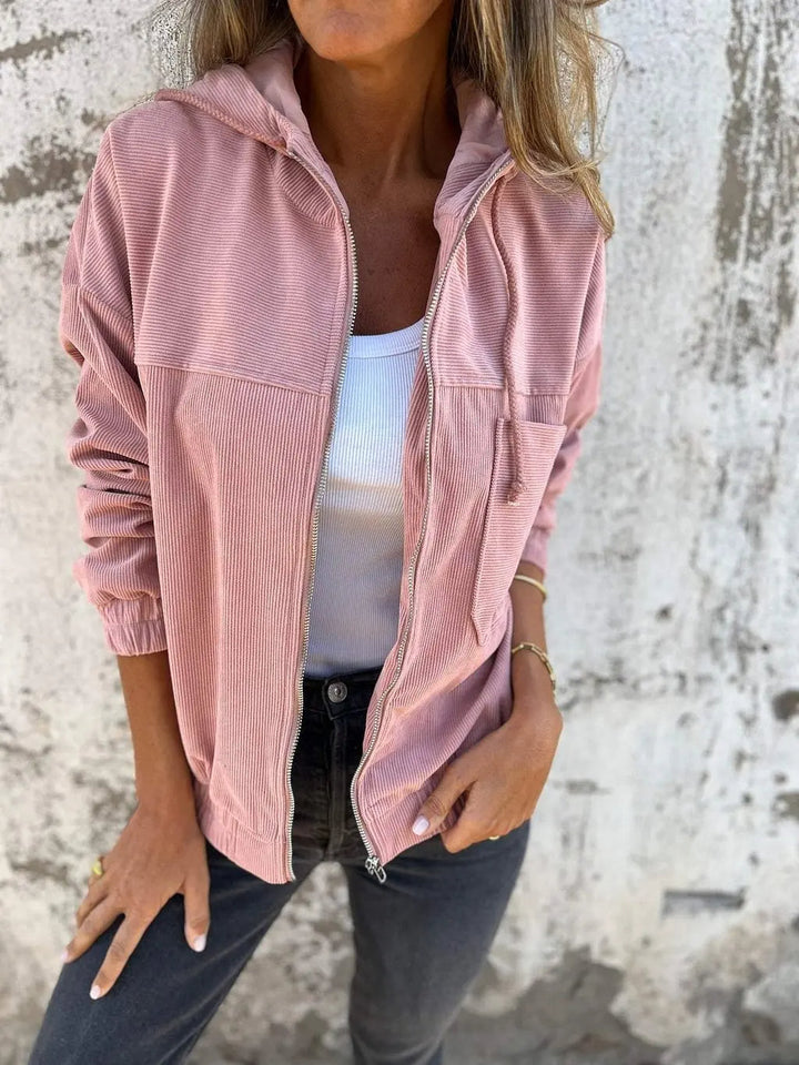 Modieuze dames winterjas van corduroy met capuchon. Warm en comfortabel voor koude dagen.