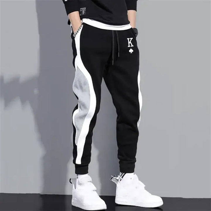 Moderne heren joggingbroek in zwart/grijs met Spade K print, comfortabele pasvorm voor een trendy streetwear look.