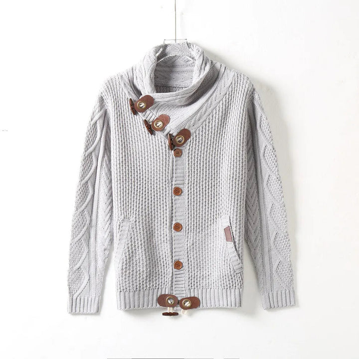 Zwarte gebreide heren coltrui met hoge hals, ideaal voor een winterse outfit.