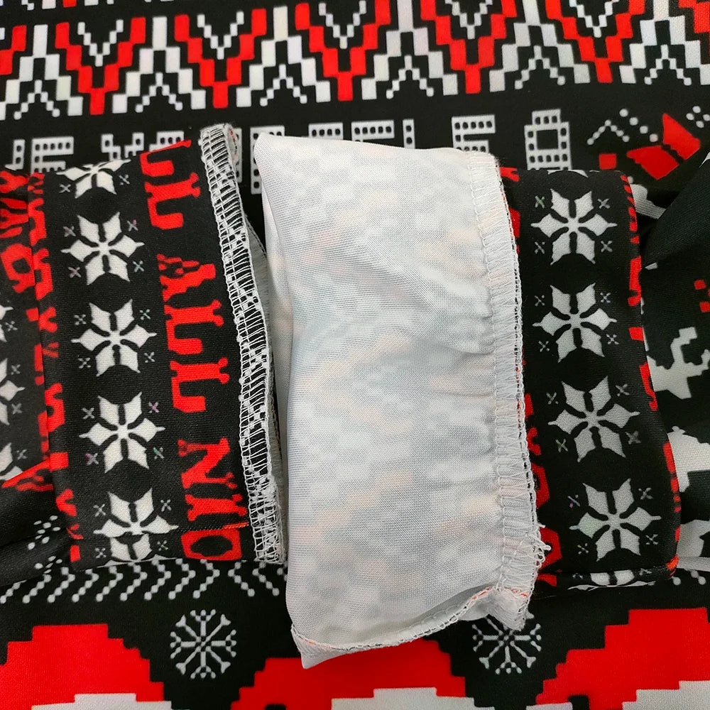 Heren rock kersttrui gedragen, comfortabele feestoutfit voor de kerst. Stijlvolle en unieke foute kersttrui.