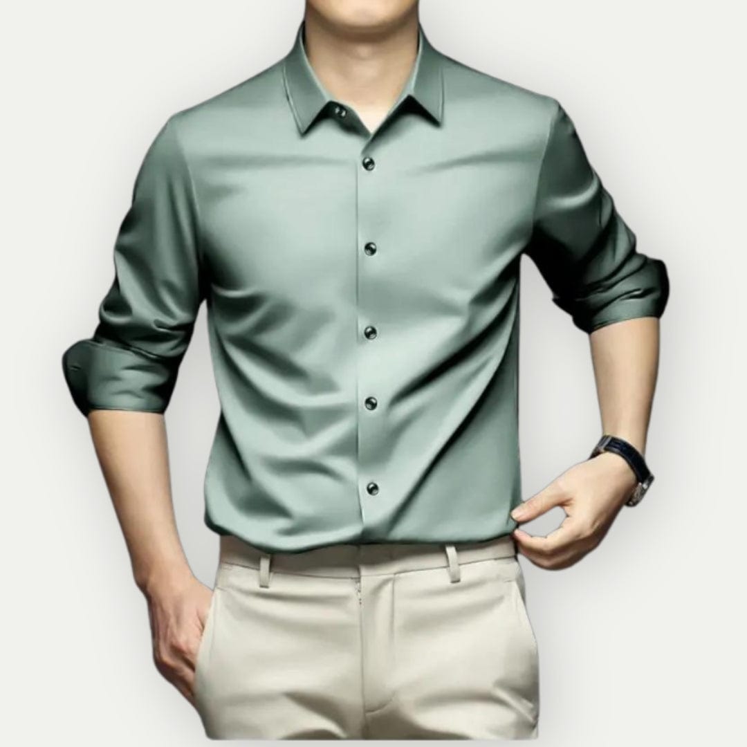 Model draagt een wit kreukvrij slim fit herenoverhemd, ideaal voor elke gelegenheid.