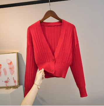 Model draagt casual cropped sweater met ronde hals, perfect voor een relaxte look.